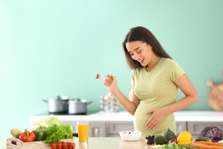 ۱۳ ماده غذایی برای خوردن در زمان بارداری